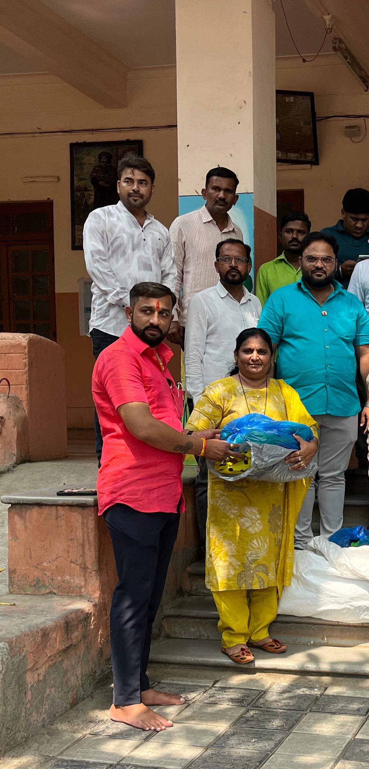 वृद्धाश्रमात अन्नदान वाटप