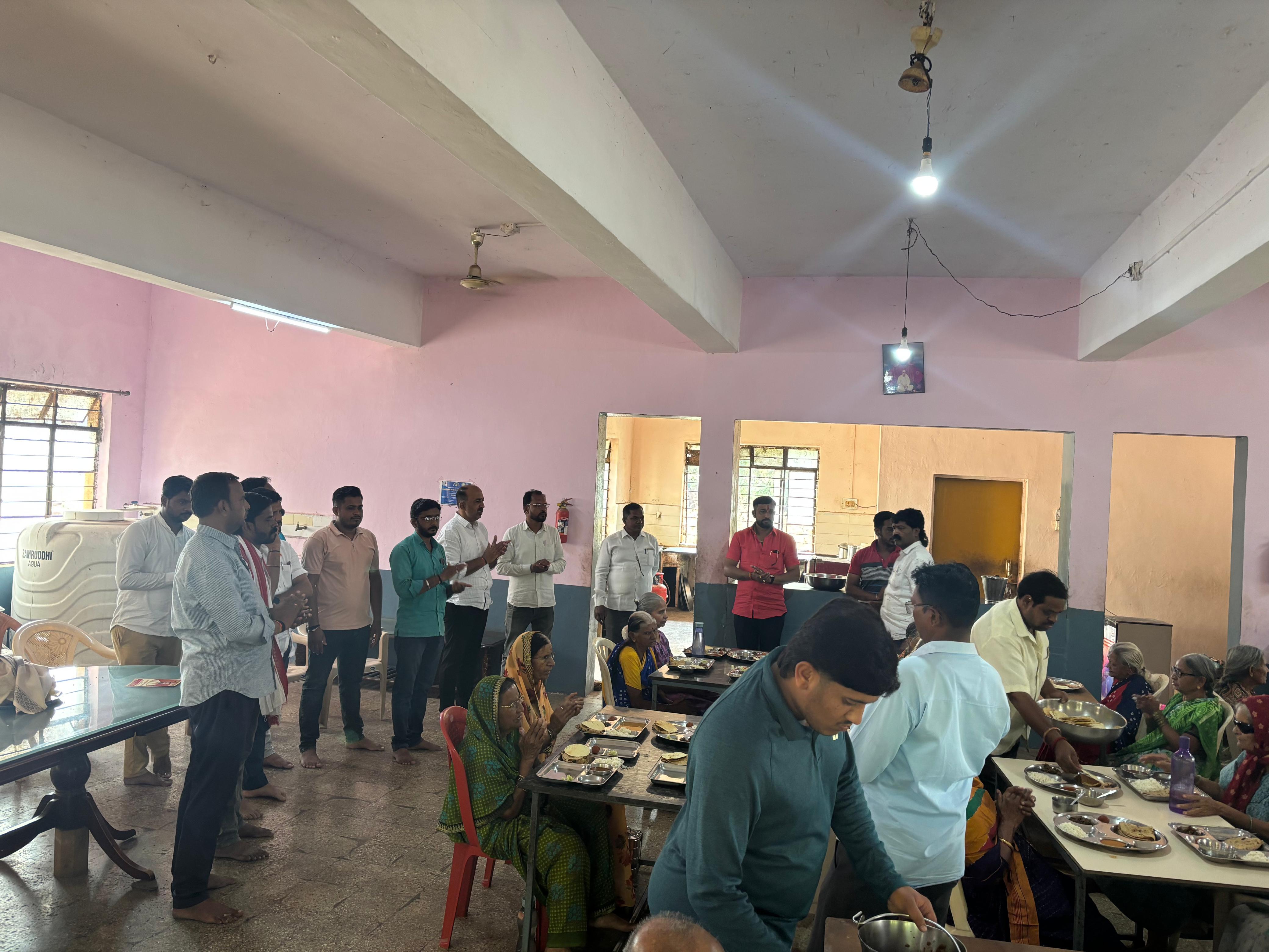 आश्रमासाठी जेवणवाटप